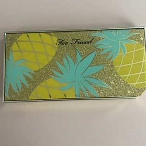 Too faced: Sparkling pineapple eye shadow palette
